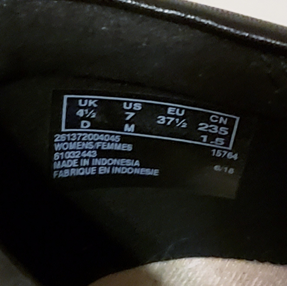 Clarks Collection Black Leather Flats Loafers Button 7M Like New - Picture 7 of 8